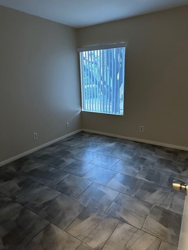 Building Photo - Fashion Knolls: Lower 3 Bedroom 2 Bath Condo,