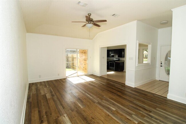 Building Photo - 112 Juniper St