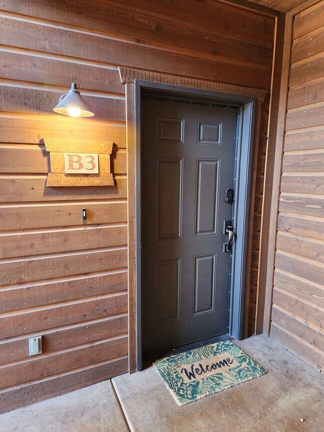 Building Photo - Desirable Bison Cove ~ Unfurnished 2 bed /...