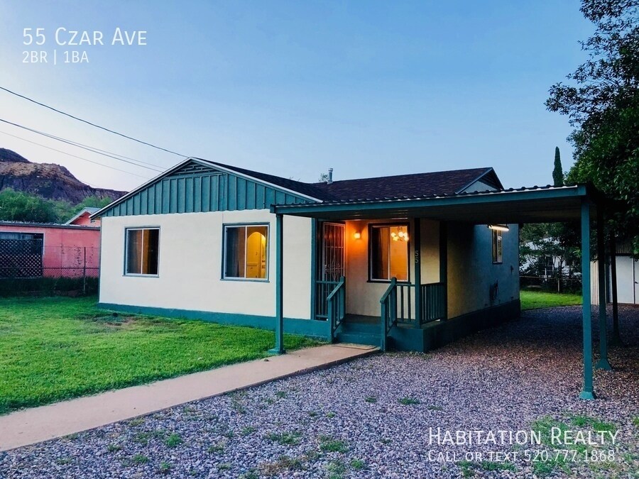 Charming 2 bedroom with large grassy yard ... Photo