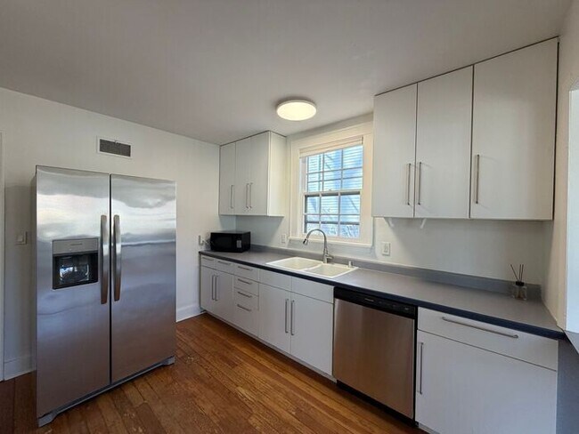 Foto del edificio - $1,950 | 3 Bedroom, 2 Bathroom House | NO Pets | Available for Immediate Move In!