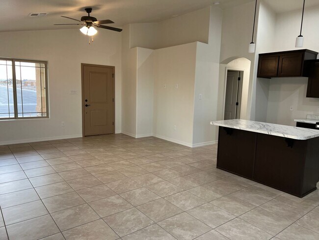 Foto del edificio - Newer - 3 Bedroom - 2 Car Garage Home with Fenced Back Yard and Gates