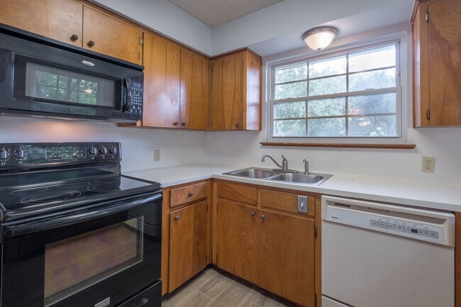 Building Photo - Spacious 3-Bedroom Home on a Large Corner ...