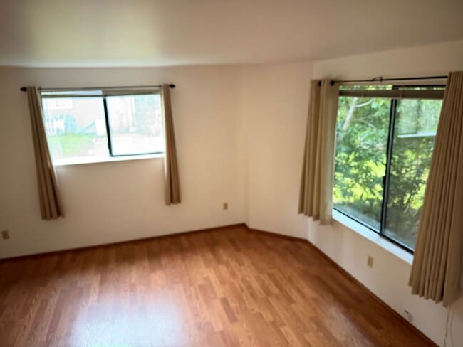 Building Photo - Commuter Dream and Only Five Minutes From The Clinton Ferry!