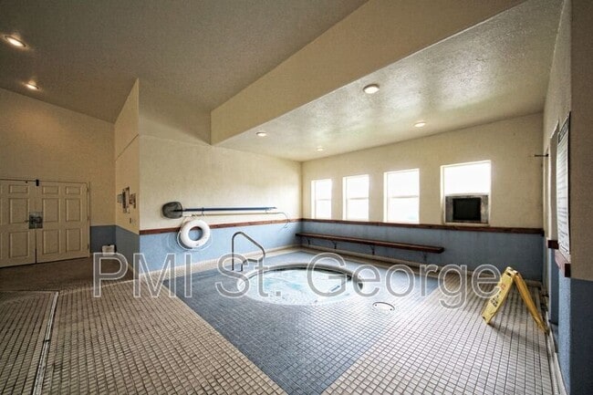 Building Photo - 2990 E Riverside Dr