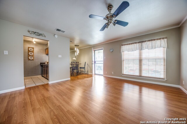 Foto del edificio - 8702 Village Dr