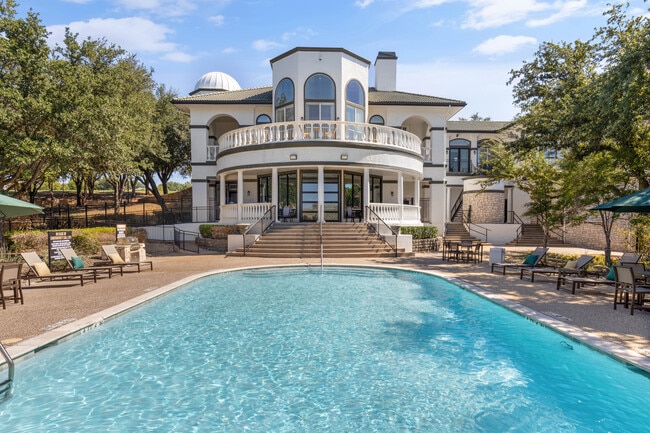 Resort Style Pool - Vue 360