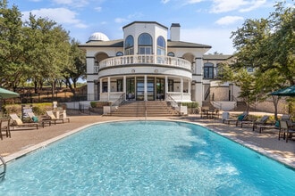 Resort Style Pool - Vue 360