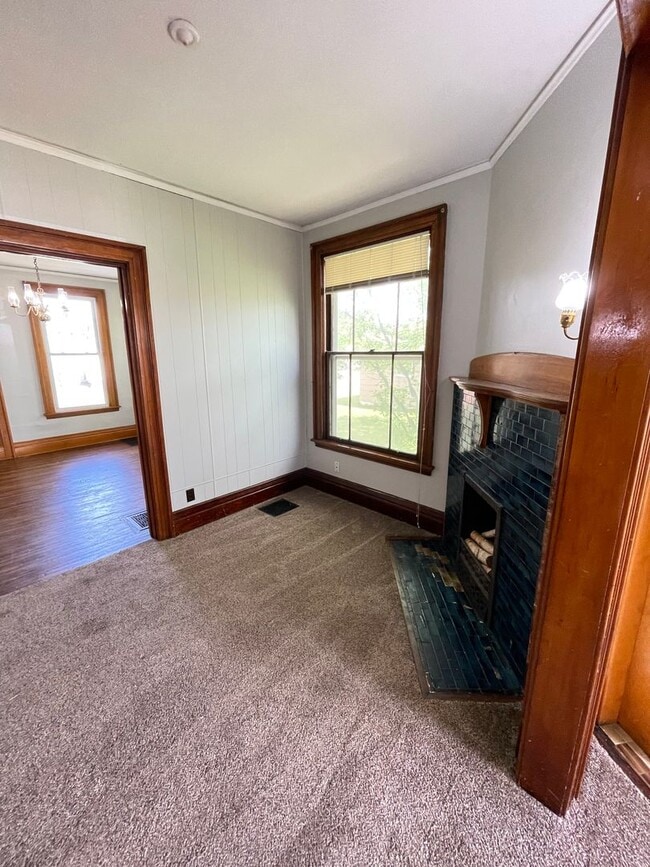 Building Photo - 207-209 E 7th St