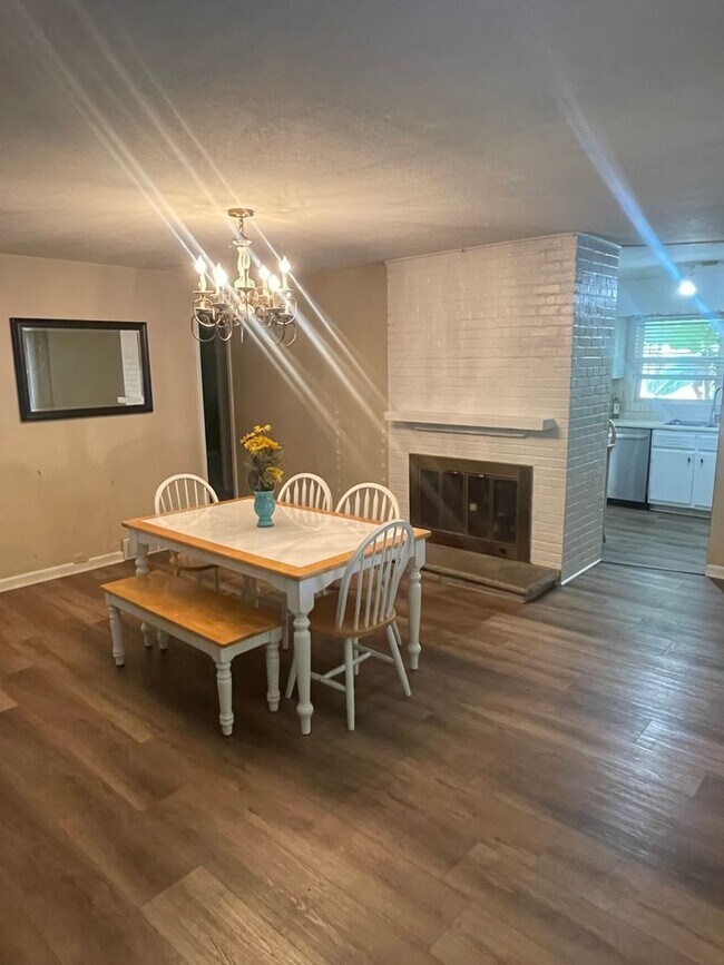 Building Photo - Oak Ridge 37830 - 4 bedroom 2 bath home - ...