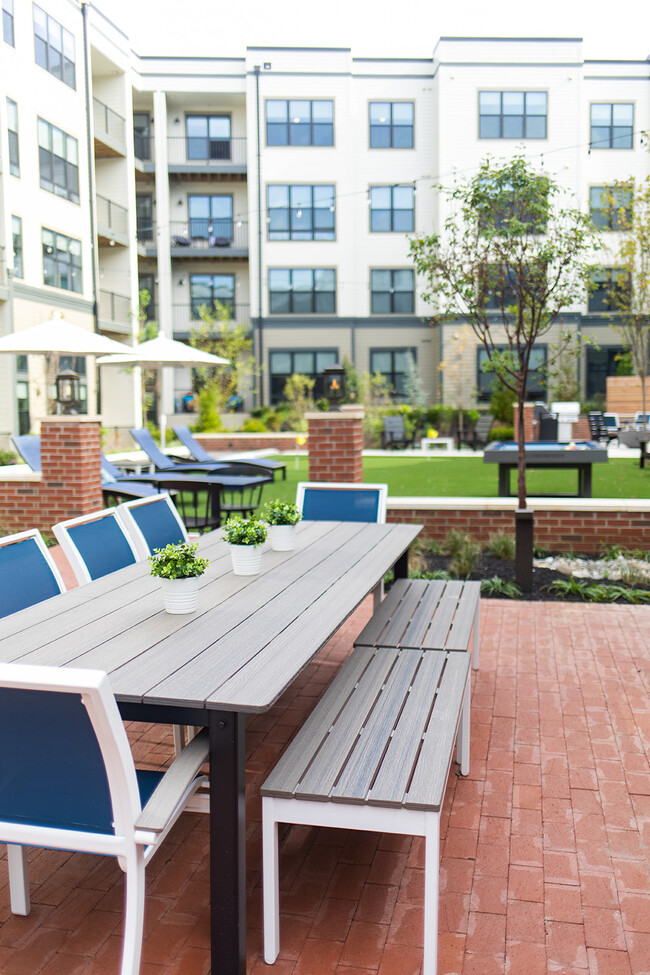 Courtyard Dining - The Yards at Malvern