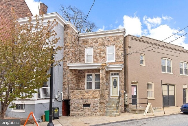 Building Photo - 443 Manor St