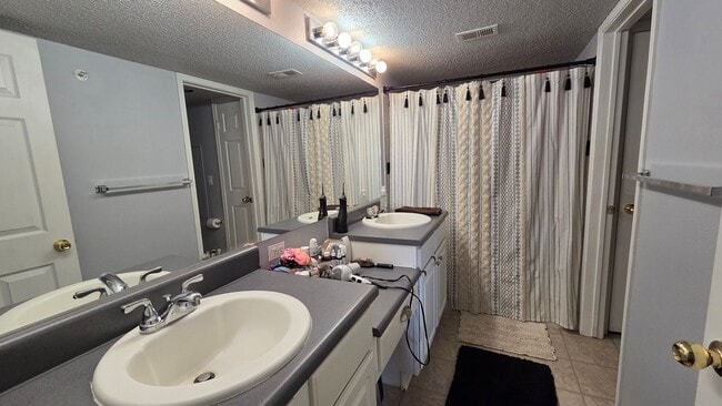 Foto del edificio - Lovely Two Bedroom Condo with Fire Place, W/D, garage, and tons of community extras! (Concord)