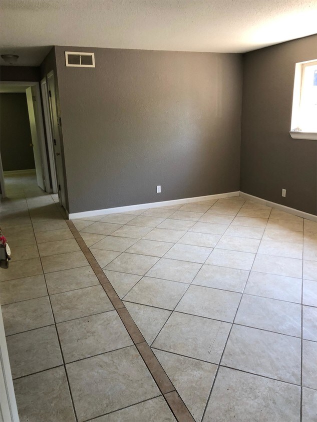 11543 E Lexington Ave Unit 3, Sugar Creek, MO 64054 Room for Rent in