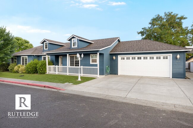 Building Photo - 3 Bedroom + Office in Central Point!