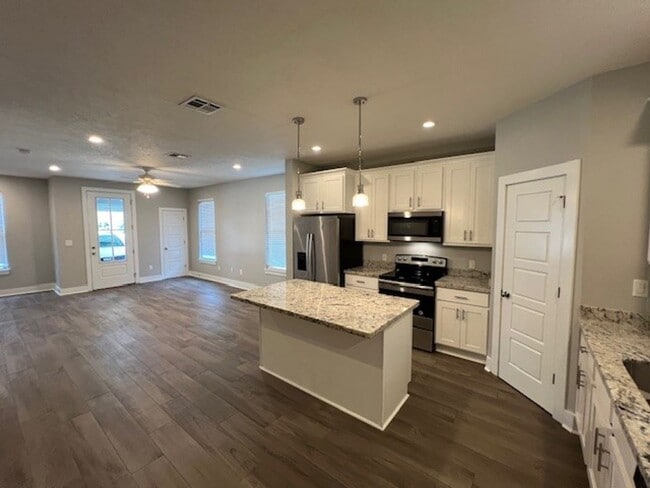 Building Photo - 3B/2.5B Townhome Available in Lake Charles