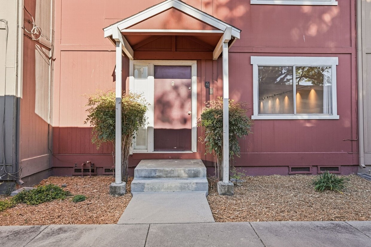 Remodeled 2 Story 3 Bed 1.5 Bath Townhome in Mountain View - Remodeled 2 Story 3 Bed 1.5 Bath Townhome in Mountain View