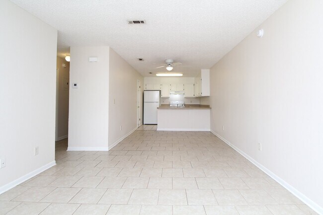 Building Photo - Gulf Breeze 2BR Apartment in Greenbriar with Large Bedrooms, Fenced Patio, Huge Backyard & Water/...