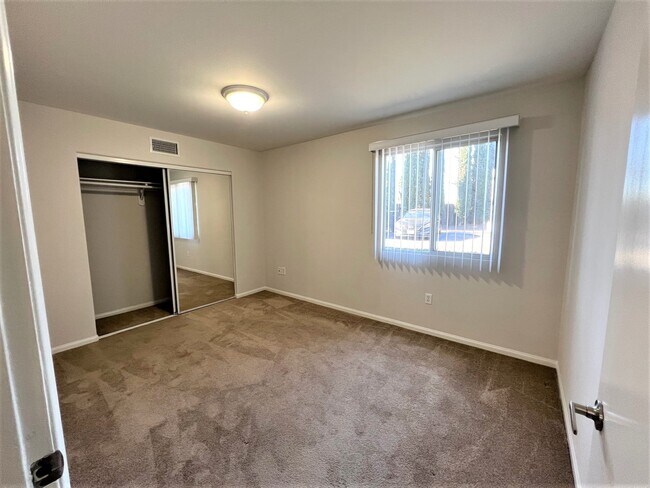 Building Photo - 6259 Vineland Ave
