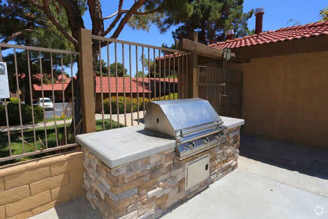 Comunes - The Arches at Regional Center West