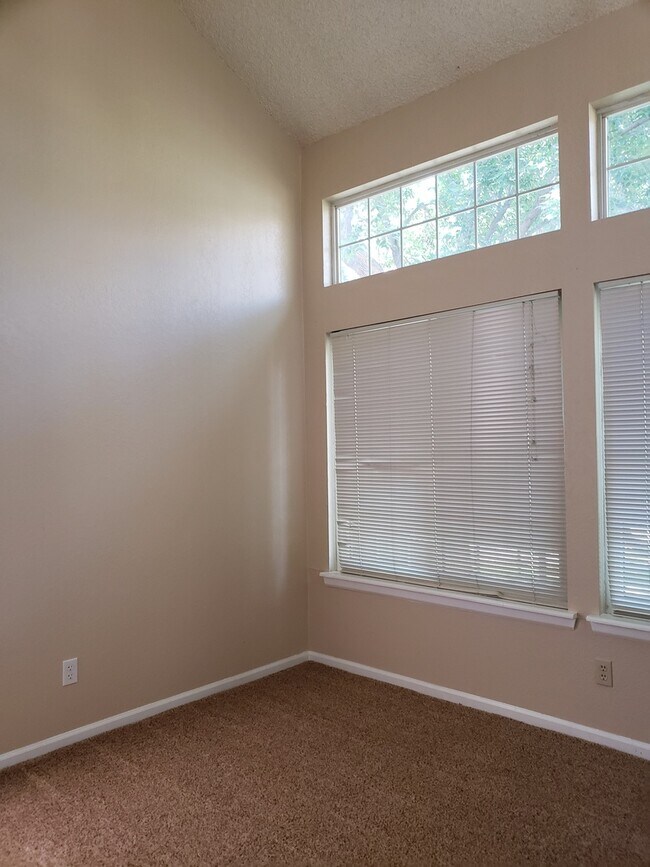 Building Photo - 6076 Gunbarrel Ave