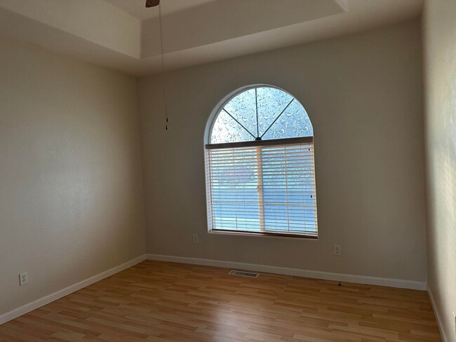 Building Photo - 3 bedroom, 2 bath home on the Golf Course,...