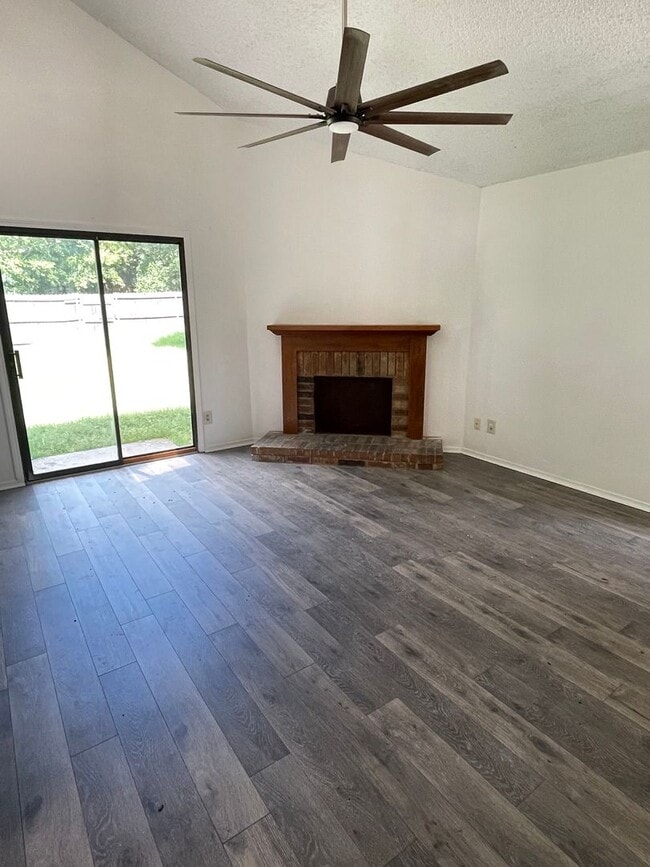 Building Photo - 3 BEDROOM 2 BATH 2 CAR GARAGE