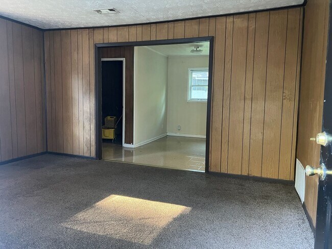 Building Photo - Brick Home Located on large corner lot