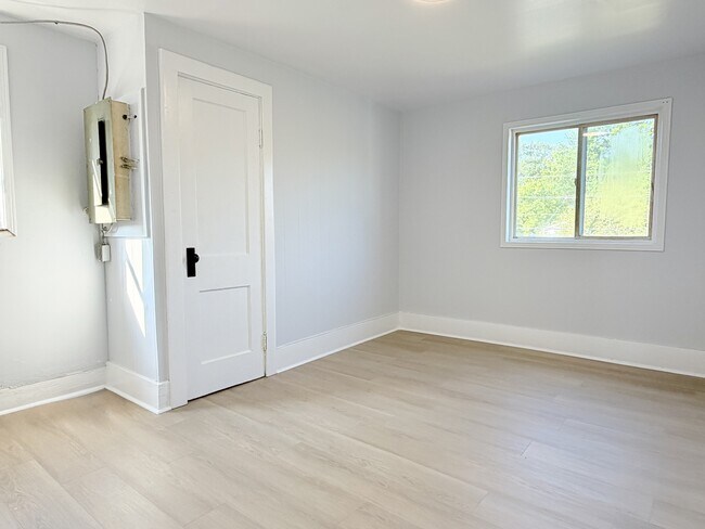 Photo du bâtiment - 1550-1550 George Ave