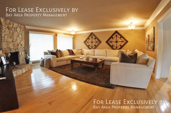 Building Photo - Gorgeous 3BR/3BA house (3177 sqft) with po...