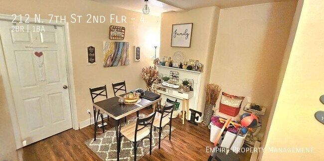Building Photo - 2nd Floor: 2 Bedroom/1 Bathroom Apartment ...