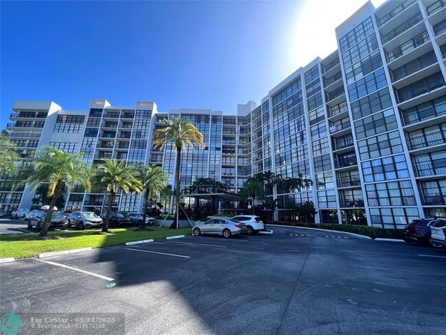 Building Photo - 800 Parkview Dr