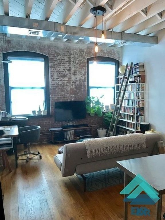 Primary Photo - 103 N 10th St