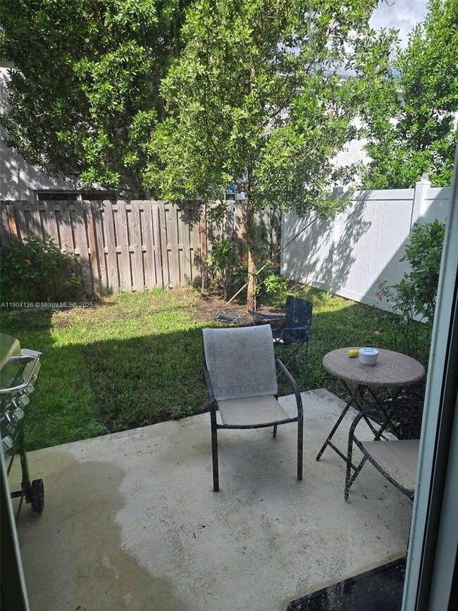 Foto del edificio - 392 NW 11th Ct