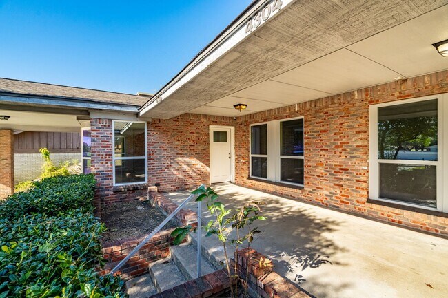 Foto del edificio - SW Loop 820 - 4304/4306 *Lease Up Only*