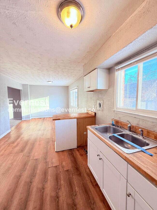 Foto del edificio - 4 Bed/1 Bath Home with Off-Street Parking / Pet-Friendly / Vouchers Accepted / Available Now!