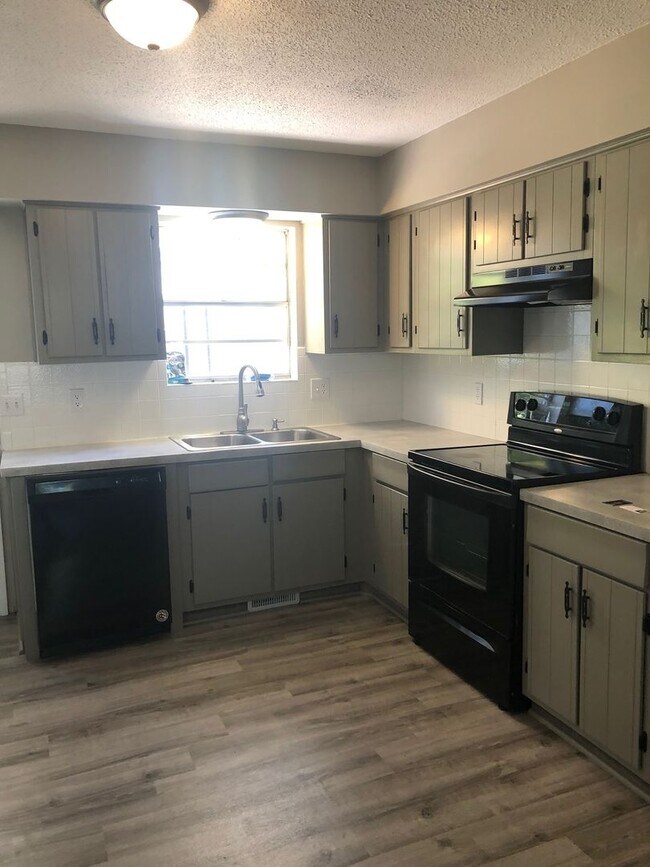 Building Photo - Newly remodeled 2 bedroom duplex in SW Spr...