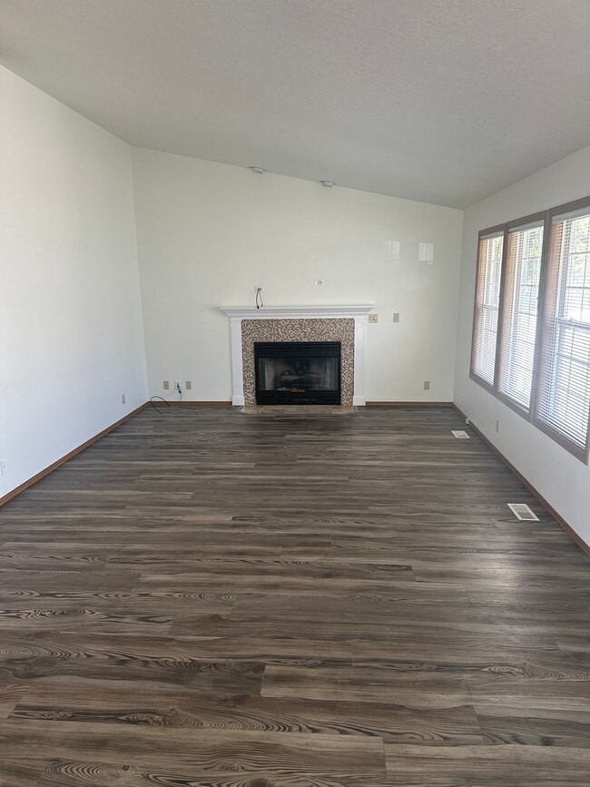 Building Photo - Tranquil & delightful 3-bedroom, 2-bathroo...