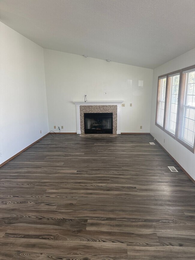 Building Photo - Tranquil & delightful 3-bedroom, 2-bathroom home that offers both comfort and convenience with it...