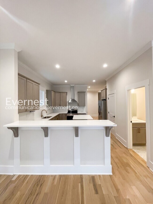 Foto del edificio - 4 Bed/2.5 Bath Town Home with Garage / Pet-Friendly / Available Now!
