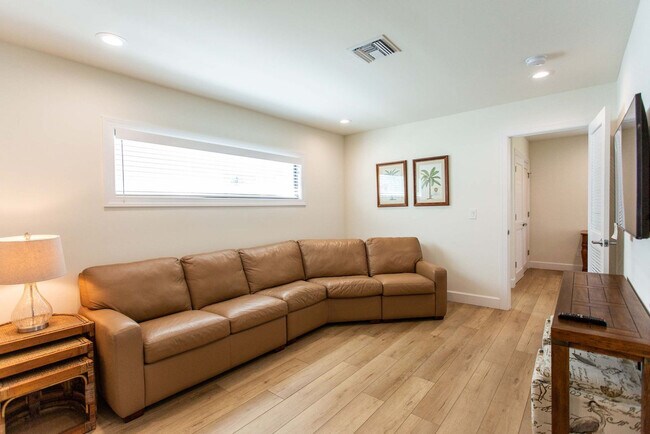 Foto del edificio - 588 111th Ave N
