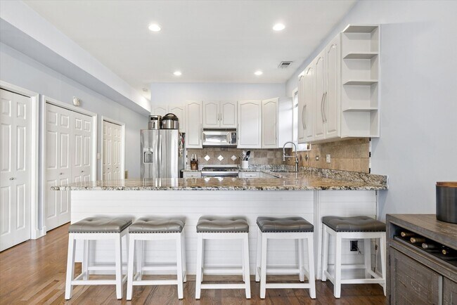 Foto del edificio - 323 W Schiller St