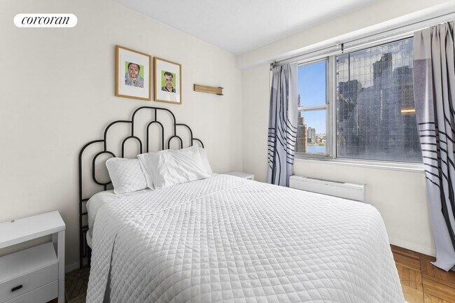 Foto del edificio - 300 E 40th St