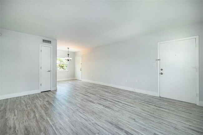 Building Photo - 6950 Avenue Des Palais