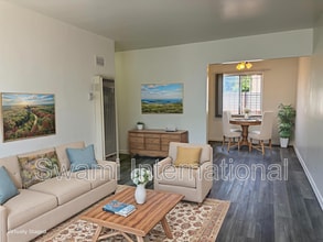 Building Photo - 1102 1/2 W 92nd St