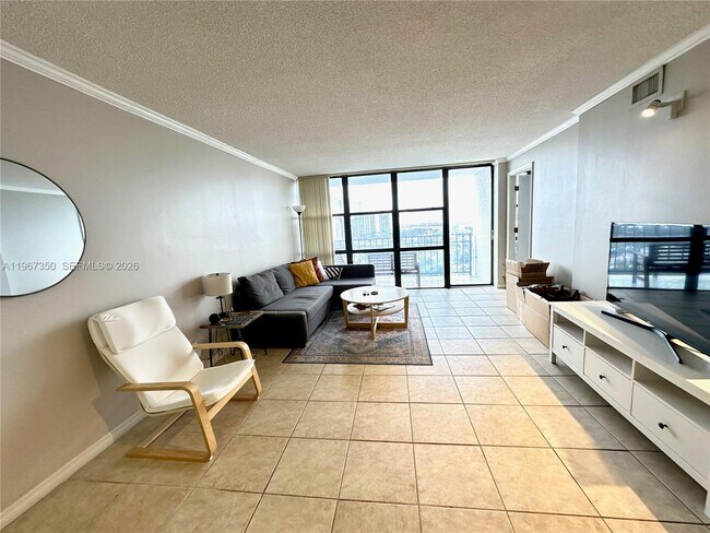 Building Photo - 800 Parkview Dr