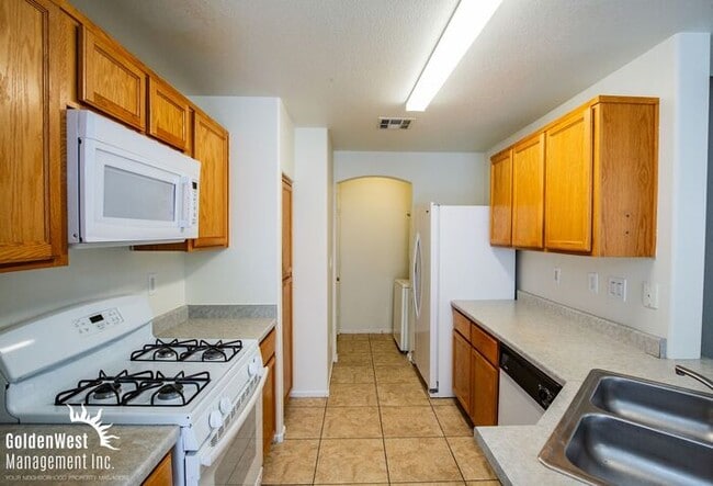 Building Photo - Charming 3Bdm, 2.5Ba Home with Community Pool.