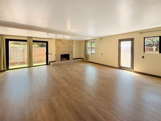 Foto del edificio - Spacious 4BR/2BA Home in Lincoln Acres wit...