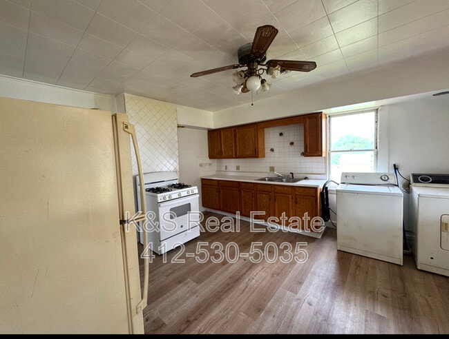 Building Photo - 313 5th St