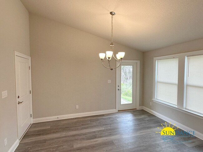 Building Photo - Beautiful like new Navarre home, call today!